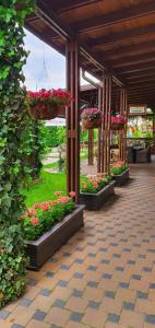 a greenhouse filled with lots of flowers and plants at Hotel Yarus Plus in Ploieşti