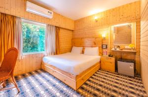 1 dormitorio con 1 cama en una habitación de madera en Hotel Mirage, en Srinagar