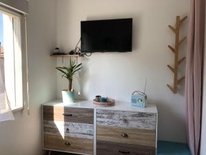 TV a/nebo společenská místnost v ubytování Coté Lac mini