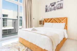 - une chambre avec un grand lit et une grande fenêtre dans l'établissement Calm Aesthetic 3 Bedroom Villa - E&G Homes, à Dubaï