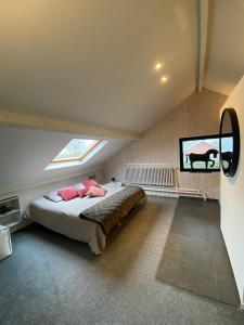 een slaapkamer met een groot bed op zolder bij B&B 't zwart peird in Poperinge