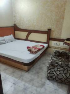 Un dormitorio con una cama y una manta. en OYO Hotel Travel INN en Nueva Delhi