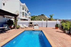 Fotografia z galérie ubytovania Amplia villa con piscina privada vistas al mar y WIFI v destinácii La Herradura