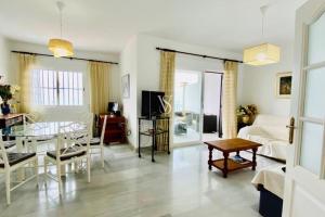 Fotografia z galérie ubytovania Amplia villa con piscina privada vistas al mar y WIFI v destinácii La Herradura