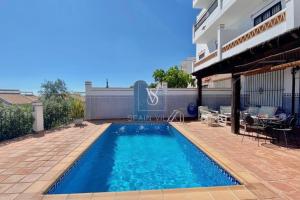 Fotografia z galérie ubytovania Amplia villa con piscina privada vistas al mar y WIFI v destinácii La Herradura