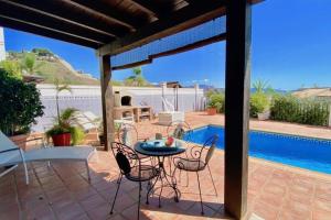 Fotografia z galérie ubytovania Amplia villa con piscina privada vistas al mar y WIFI v destinácii La Herradura