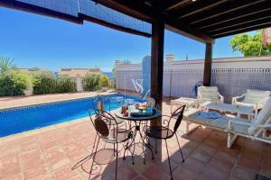Fotografia z galérie ubytovania Amplia villa con piscina privada vistas al mar y WIFI v destinácii La Herradura