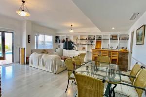 Fotografia z galérie ubytovania Amplia villa con piscina privada vistas al mar y WIFI v destinácii La Herradura