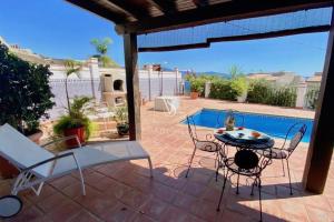 Fotografia z galérie ubytovania Amplia villa con piscina privada vistas al mar y WIFI v destinácii La Herradura