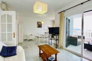 Fotografia z galérie ubytovania Amplia villa con piscina privada vistas al mar y WIFI v destinácii La Herradura