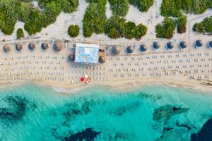 una vista aérea de la playa y del océano en B&B Vie del Mediterraneo, en Porto Cesareo