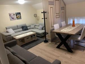 una sala de estar con un sofá y una mesa en Comme à la Maison, en Bruselas