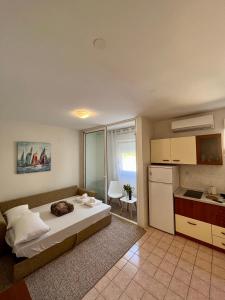 a bedroom with a large bed and a kitchen at City Place in Split