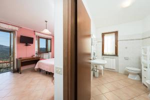 Pokój z łóżkiem i łazienką w obiekcie Agriturismo Daniela w mieście Bracelli