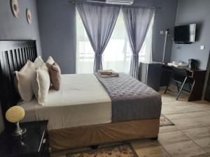 sypialnia z dużym łóżkiem i oknem w obiekcie Minnestay Guest House w mieście Palapye