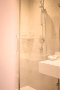 een douche met een glazen deur naast een wastafel bij Haus Barbarahof in Altenmarkt im Pongau