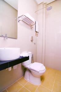 喬治市的住宿－朱列文物酒店，一间带卫生间和水槽的浴室