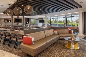 a living room with a couch and a bar at SpringHill Suites by Marriott West Sacramento in West Sacramento