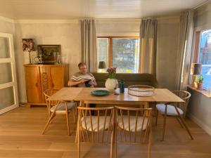 een man aan een tafel in een woonkamer bij Valberg Gjestegård in Valberg