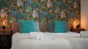 1 Schlafzimmer mit 2 Betten und Blumentapete in der Unterkunft Quinta da Felicidade, Casa Estrela in Guia