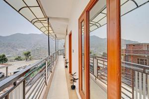 Un balcón o terraza de Flagship Saurav Home Stay