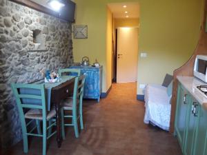 kuchnia ze stołem i krzesłami w pokoju w obiekcie Da Nonna Mafalda near 5 terre w mieście Brugnato