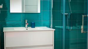 a bathroom with a sink and a shower at Quinta da Felicidade, Casa Estrela in Guia