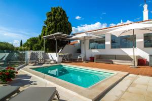 a swimming pool in the backyard of a house at Quinta da Felicidade, Casa Estrela in Guia