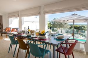 a dining room with a table and chairs at Quinta da Felicidade, Casa Estrela in Guia