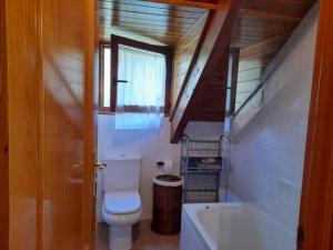 a bathroom with a toilet and a sink and a tub at Apartamento abuhardillado con velux erta 3 in Pla de l'Ermita