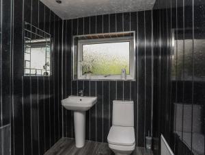 Koupelna v ubytování Haddef Penmaenmawr + 37 fotografií