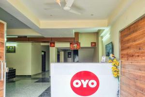古爾岡的住宿－OYO Lemon Hotel Near Omaxe Gurgaon Mall，大堂中央的标志