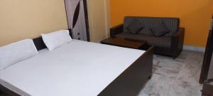 Łóżko lub łóżka w pokoju w obiekcie OYO Hotel Krishna Garden