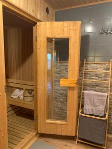 Lilly Chalet- Apartments with private sauna, close to ski lifts في باد كلينكيرشهايم: غرفة مع ساونا مع سلم وكرسي