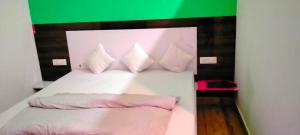Postelja oz. postelje v sobi nastanitve OYO Hotel Satyam Tower