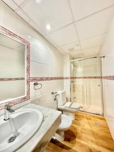 łazienka z umywalką, toaletą i prysznicem w obiekcie Alvarito Beach - EaW Homes w Marbelli +14 zdjęć