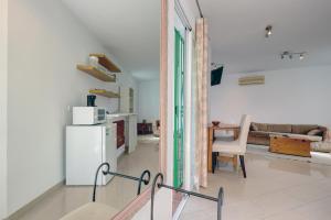 a living room with a couch and a table at Estudio Casa Marie in Estepona