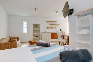 a white room with a bed and a living room at Estudio Casa Marie in Estepona