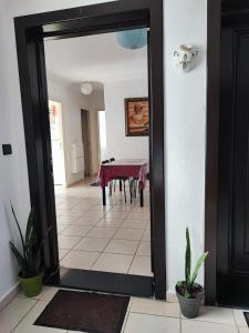 a door leading into a dining room with a table at Charmant appart à 15 minutes de la plage et du centre ville M'DICQ, TETOUAN in M'diq