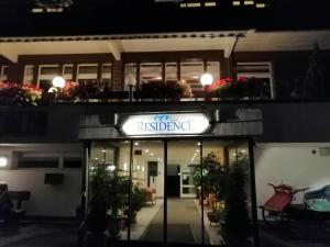 格林德尔瓦尔德里斯登公寓酒店的一座建筑物,上面有读学院的标志