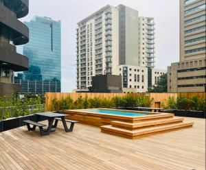 un patio con una mesa y una piscina en una ciudad en Executive City Micro Living in Long Street at One Thibault en Ciudad del Cabo