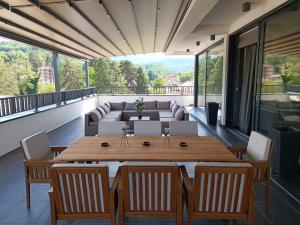 Habitación con balcón con mesa y sillas. en Spa Resort & Hotel Vrnjačke Terme, en Vrnjačka Banja