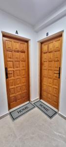 two sets of doors in a room with at ESTUDIO LA ESTRELLA in Candelaria