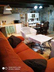 uma sala de estar com um sofá e uma mesa em Las Medulas Los Telares em Las Médulas
