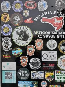 een hoop stickers op een muur bij Pousada Bica D'Água in Lages