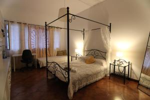 a bedroom with a four poster bed and two lamps at Nomad Villa Santa Fe in Las Palmas de Gran Canaria