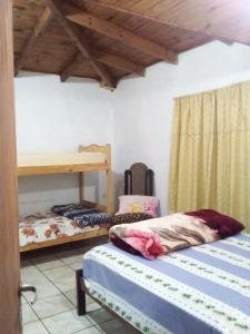 1 Schlafzimmer mit 2 Etagenbetten in einem Zimmer in der Unterkunft La Nona in Puerto Iguazú