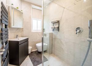 La salle de bains est pourvue d'une douche, de toilettes et d'un lavabo. dans l'établissement Bright Spacious Maida Vale Flat 5 - minutes from Station, à Londres