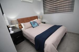 Postel nebo postele na pokoji v ubytování Santorini 202A + 14 fotografií