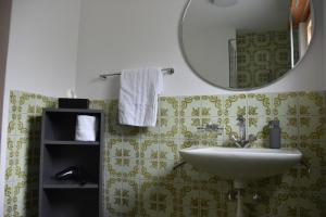 un baño con lavabo y espejo en Hotel Pazzola, en Disentis 28 fotos más
